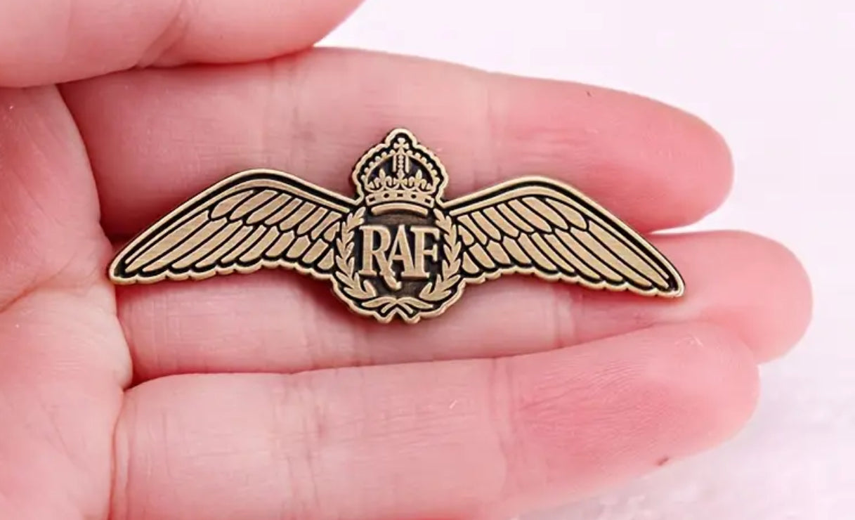 Gold Tone Royal Air Force RAF Pilot Wings Vintage Badge Pin FREEPOST
